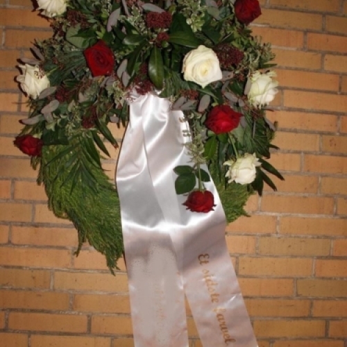 Begravelseskrans med mørkerøde og hvide roser med bånd