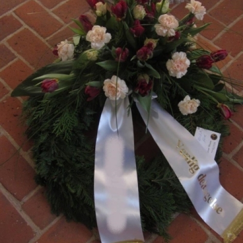 Begravelseskrans med lilla tulipaner og pink blomster