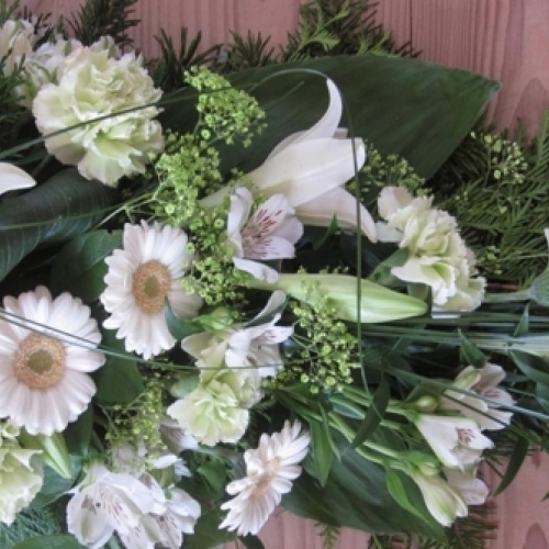 Bårebuket med hvide liljer, margueritter og grønne blade