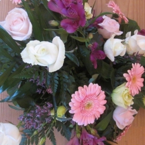 Bårebuket med hvide og lyserøde roser samt lilla blomster