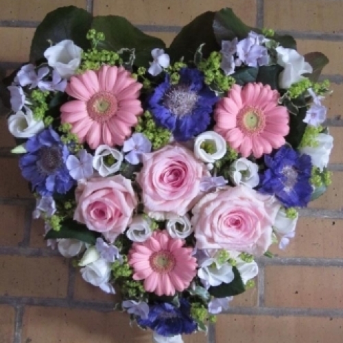 Blomsterhjerte i rosa og lilla nuancer til begravelse