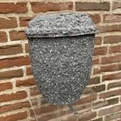 Grå urne i granitlook med struktureret overflade