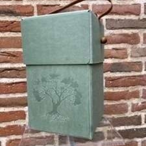 Grøn urne med diskret træmotiv og hank