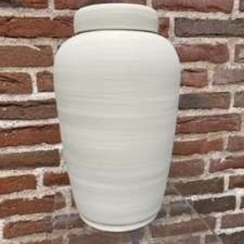 Lys naturfarvet urne i enkelt og klassisk design