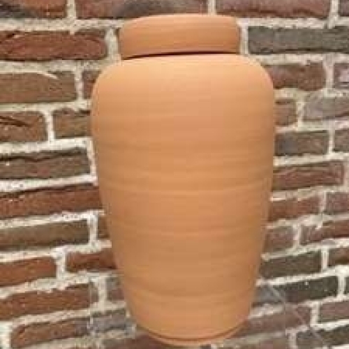 Terracottafarvet urne i naturligt design
