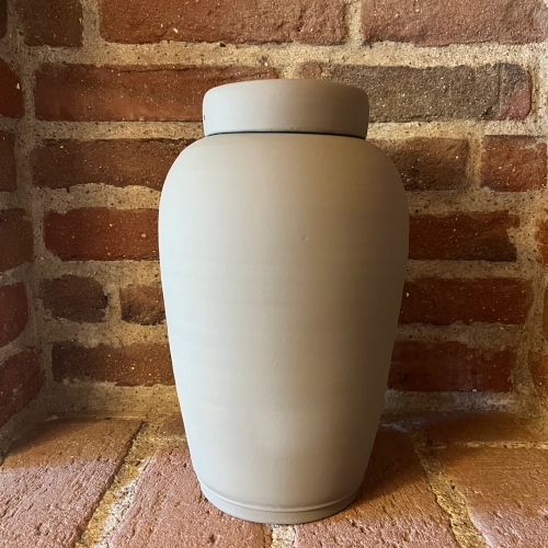 Jordfarvet urne i klassisk design