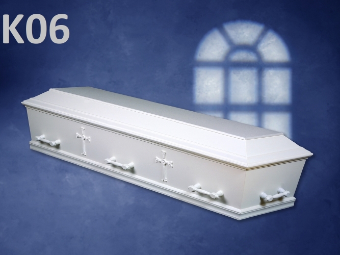 Hvid kiste model K06 med korsdetaljer og klassisk udformning til begravelse