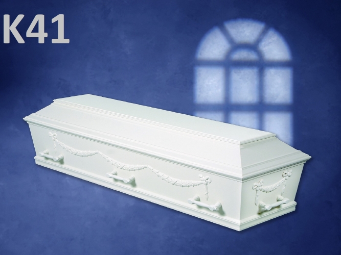 Hvid kiste model K41 med dekorative detaljer og klassisk finish