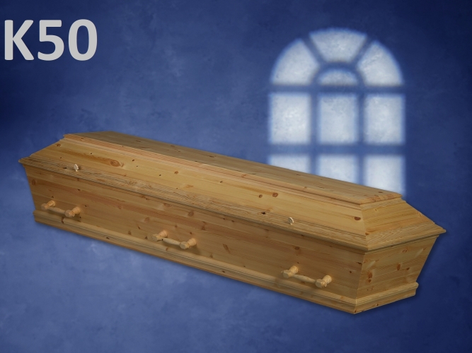 Hvid kiste model K41 med dekorative detaljer og klassisk finish