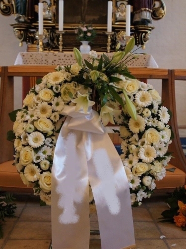 Begravelseskrans med hvide roser og hvide blomster med bånd