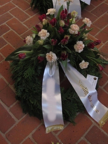 Begravelseskrans med lilla tulipaner og pink blomster