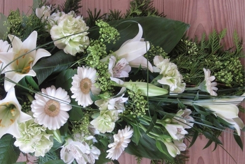 Bårebuket med hvide liljer, margueritter og grønne blade