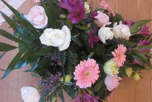 Bårebuket med hvide og lyserøde roser samt lilla blomster