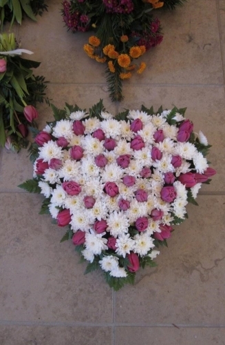 Blomsterhjerte med hvide og lyserøde blomster