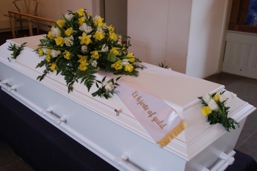 kistepynt-gule-hvide-blomster-begravelse