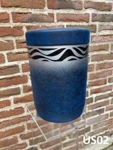 Blå urne med sort bølgemønster