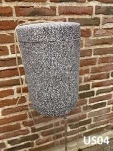 Grå urne i stenlook med snorelukning