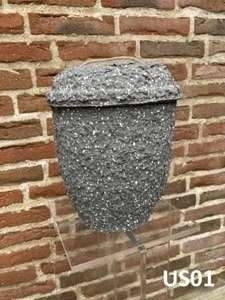 Grå urne i granitlook med struktureret overflade