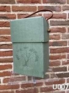 Grøn urne med diskret træmotiv og hank