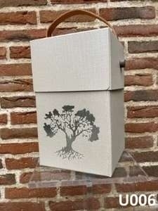 Hvid urne med motiv af træ og bærehank