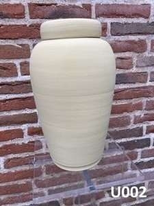 Lys beige urne i stilrent design