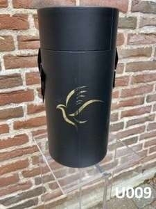 Sort urne med guldfarvet duemotiv