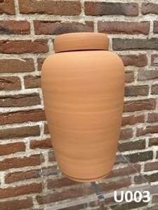 Terracottafarvet urne i naturligt design