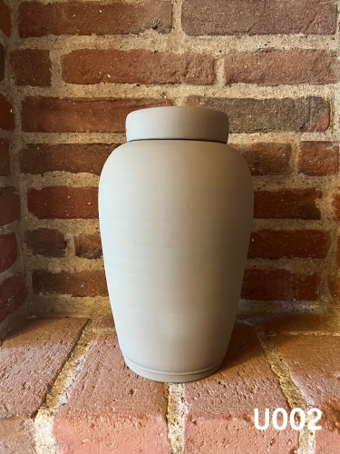 Jordfarvet urne i klassisk design